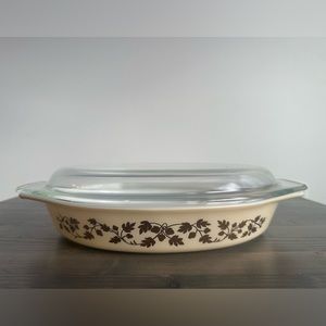 Vintage 1.5 qt Pyrex *oval open bake*
Golden Acorn  1960-1963